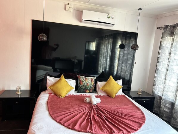 Economy House | 4 bedrooms, in-room safe, desk, iron/ironing board - The White House (Phalaborwa)