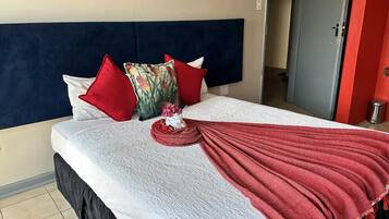 Economy House | 4 bedrooms, in-room safe, desk, iron/ironing board