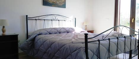 2 chambres, fer et planche à repasser, Wi-Fi, draps fournis