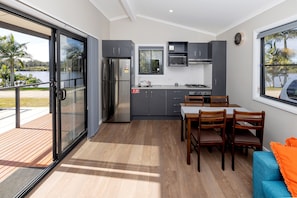 Deluxe Riverfront 2 Bedroom Villa | Cuisine privée | Réfrigérateur dans les aires communes, four à micro-ondes, un four