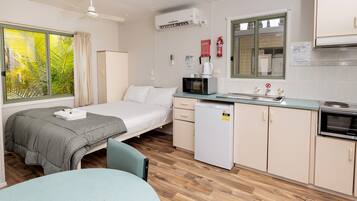 Standard 1 Bedroom Cabin | 2 dormitorios, cunas (de pago), wifi y ropa de cama