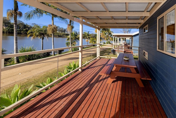 Standard Riverside 2 Bedroom Cabin | Terrasse/patio