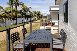 Deluxe Riverfront 2 Bedroom Villa | Utsikt mot vann