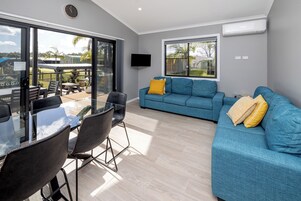 Superior Poolside 3 Bedroom Villa | 起居区