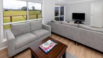 Deluxe Riverfront 5 Bedroom House | Living area