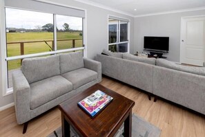 Deluxe Riverfront 5 Bedroom House | Oppholdsområde