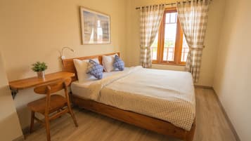 Muebles diferentes, wifi gratis y ropa de cama