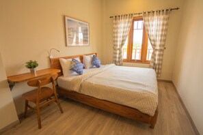 Chambre Confort double | Ameublement unique, accès au Wi-Fi (inclus), literie fournie