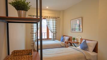 Dilengkapi dengan perabotan berbeda-beda, Wi-Fi gratis, dan seprai linen