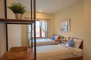 Mobiliario individual, wifi gratis, ropa de cama