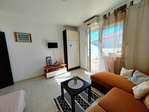 อพาร์ท  เมนท์, 1 ห้องนอน, ระเบียง, วิวสวน | บริเวณนั่งเล่น