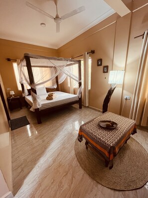 Habitación doble Deluxe, vista al jardín | Ropa de cama de alta calidad, muebles diferentes y wifi gratis