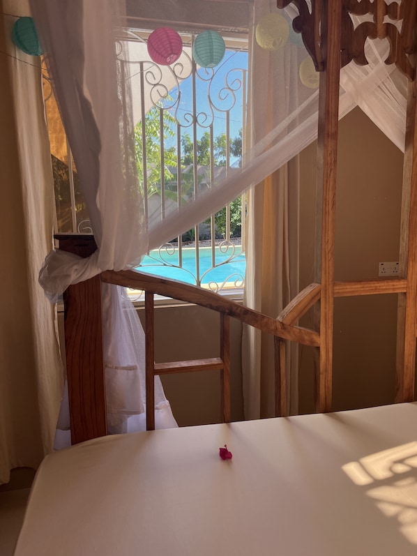 Chambre double, vue sur la piscine | Literie de qualité, ameublement unique, accès au Wi-Fi (inclus)