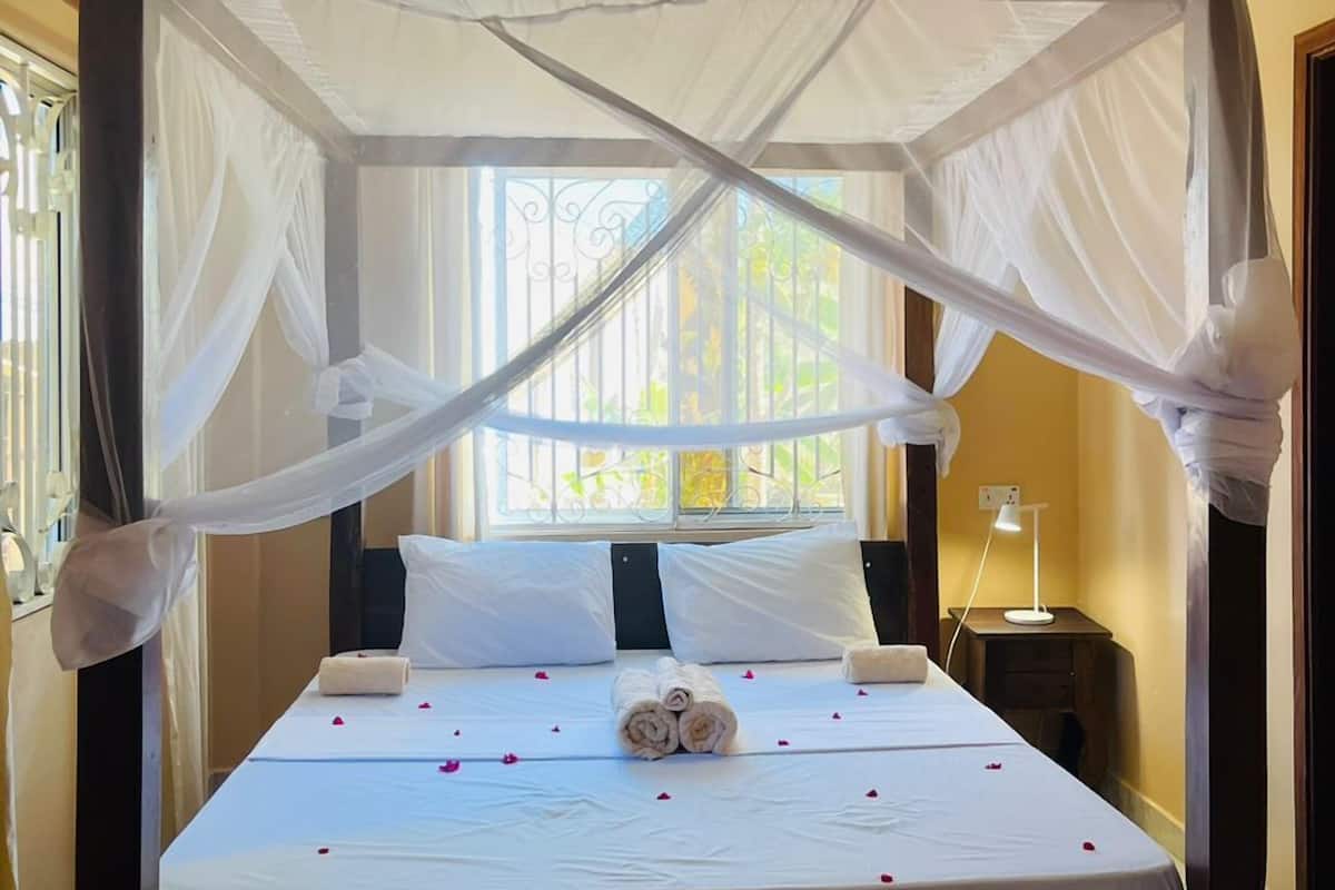 Habitación Deluxe doble, vistas a la piscina | Ropa de cama de alta calidad, wifi gratis, mobiliario individual