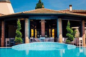 Seasonal outdoor pool, open 10:30 AM to 6:00 PM, pool loungers - Hotel la Pietra Restaurant (Fosdinovo)