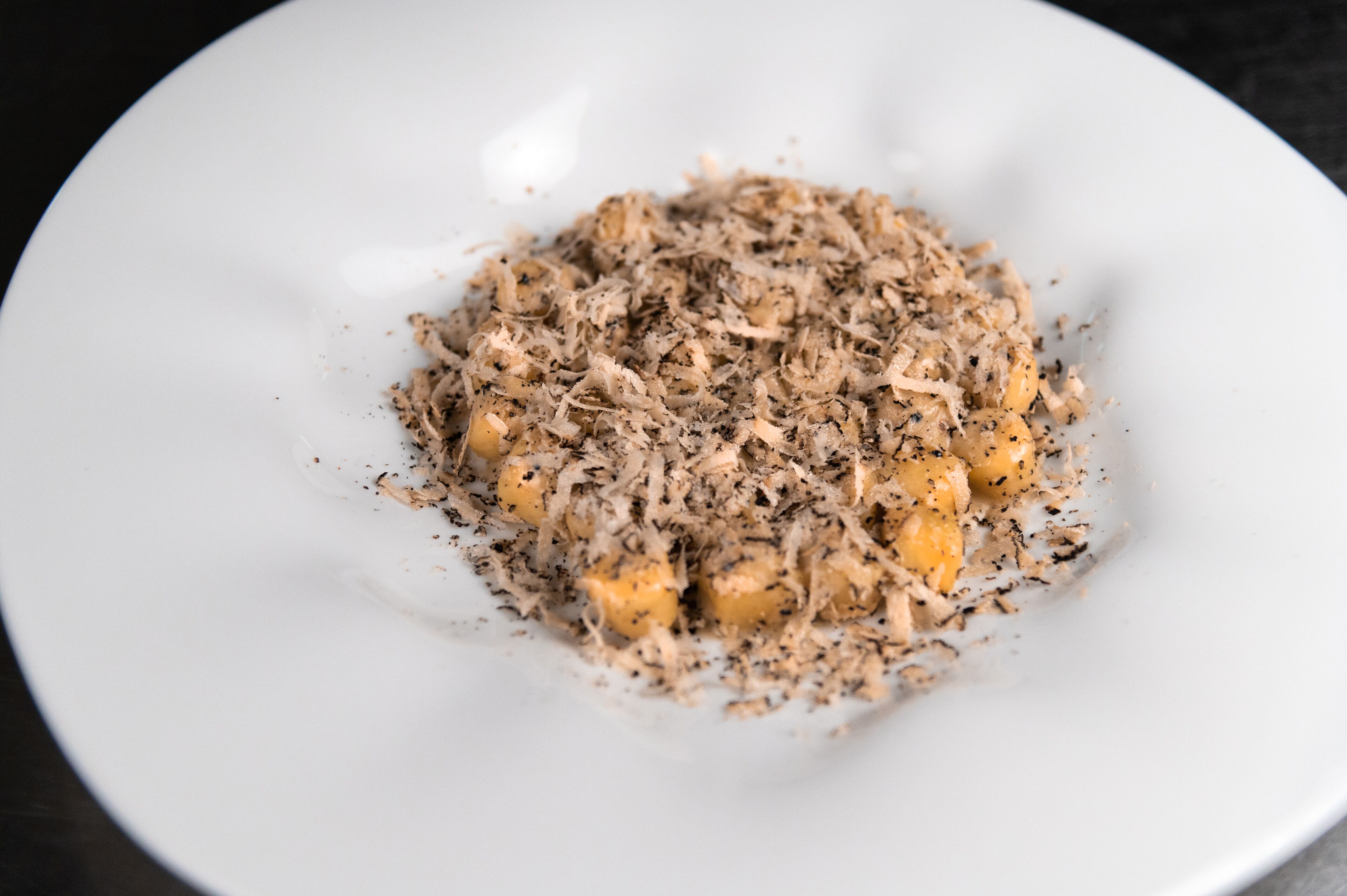 Un plato blanco con un plato de comida.