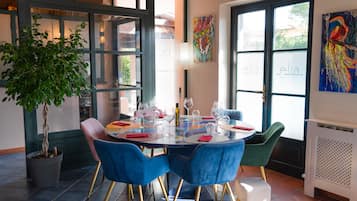 Frühstück, Mittagessen, Abendessen und Brunch werden serviert
