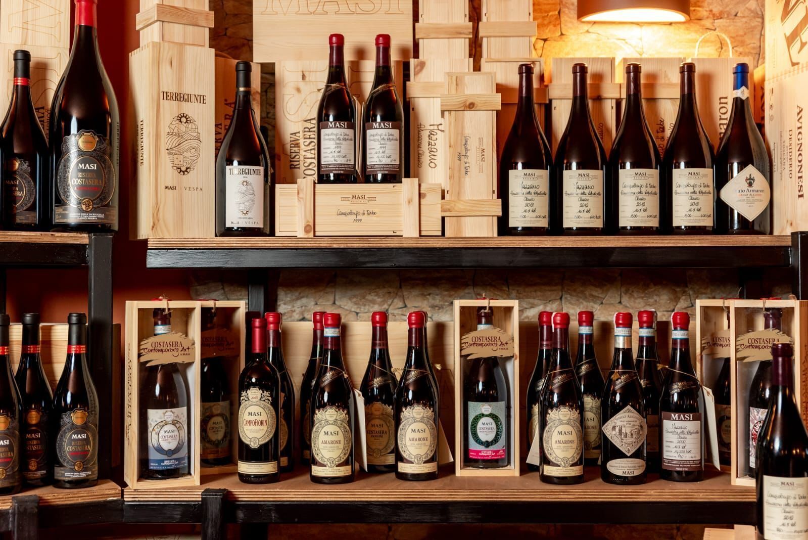 Una bodega con múltiples estantes de madera que exhiben diversas botellas de vino.