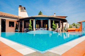 Seasonal outdoor pool, open 10:30 AM to 6:00 PM, pool loungers - Hotel la Pietra Restaurant (Fosdinovo)
