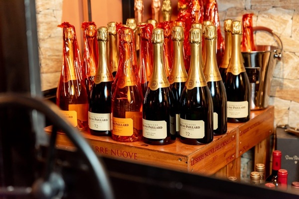 Se sirven desayunos, comidas y cocina italiana con vista a la alberca