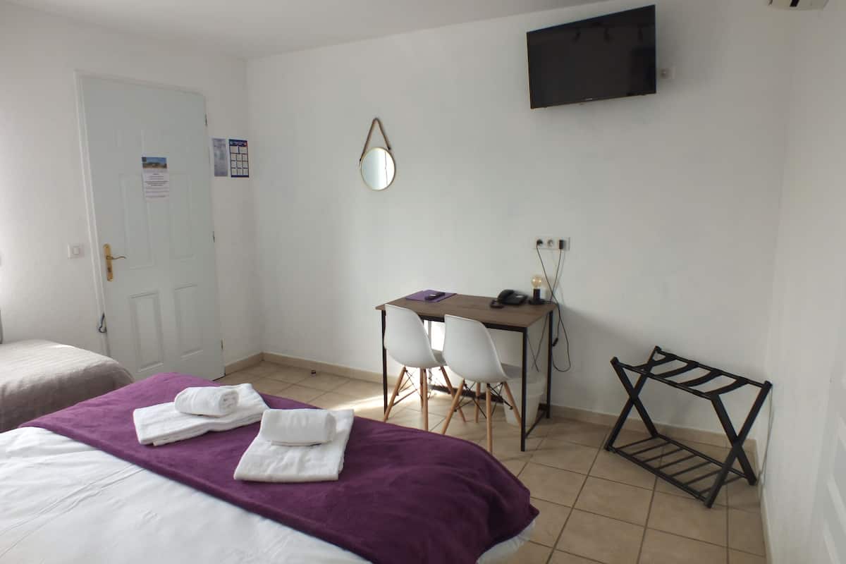 Classic Double or Twin Room | Desk, WiFi (free)