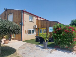 Exterior - Logis Hôtel le Clos Saint-Loup (Bram)