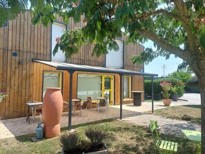 Terrace/patio - Logis Hôtel le Clos Saint-Loup (Bram)