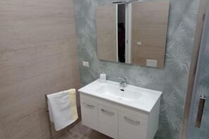 Douche, sèche-cheveux, bidet, serviettes fournies