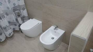 Dusche, Haartrockner, Bidet, HandtĂŒcher