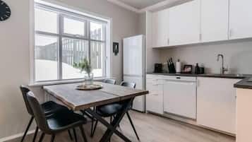 Refrigerador, horno, parrilla de estufa y lavavajillas