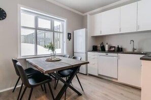 Refrigerador, horno, parrilla de estufa y lavavajillas 