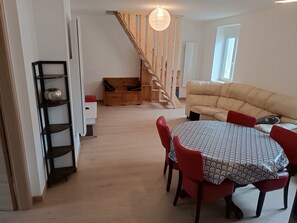 Fernseher, DVD-Player, Bücher