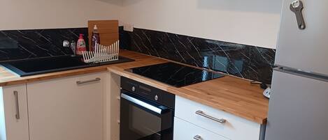 Køleskab, mikrobølgeovn, ovn, kogeplade