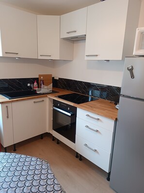 Kühlschrank, Mikrowelle, Ofen, Herdplatte