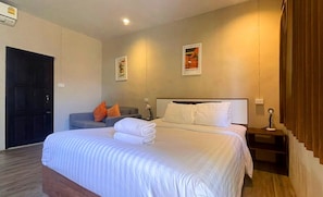 In-room safe, individually decorated, individually furnished, desk - New Breakers Hotel Rawai (Rawai)