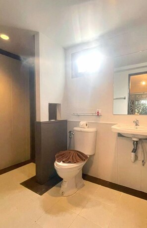 Basic Double Room, Non Smoking | Bathroom | Shower, towels, soap, shampoo - New Breakers Hotel Rawai (Rawai)