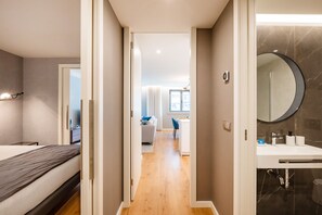 City appartement | Badkamer | Een douche, een regendouche, een bidet, handdoeken