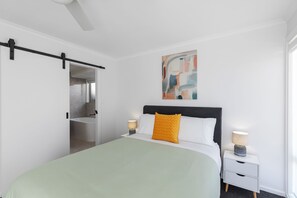 4 bedrooms, iron/ironing board, travel cot, free WiFi - Heinlen on North Terrace  (Mount gambier)