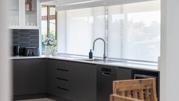 Geladeira, micro-ondas, fogão, cooktop