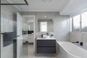 Shower, hair dryer, towels, soap - Heinlen on North Terrace  (Mount gambier)