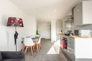 Kühlschrank, Mikrowelle, Ofen, Herdplatte