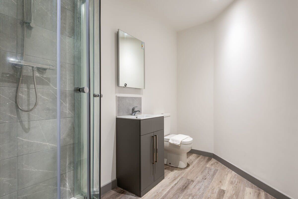 Shower, hair dryer, towels, shampoo