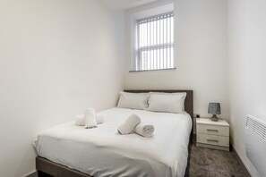 1 dormitorio, tabla de planchar con plancha, wifi y ropa de cama
