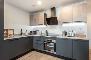 Frigorifero, microonde, forno, piano cottura