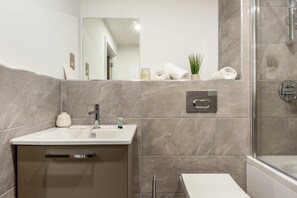 淋浴设施、吹风机、毛巾