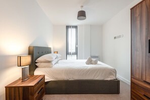 2 多间卧室、熨斗/熨衣板、WiFi、床单