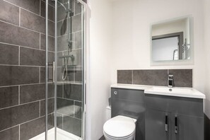 Een douche, een haardroger, handdoeken