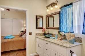 2 bedrooms, desk, iron/ironing board, free WiFi - Casita-cabana & pool NellisAFB Close King&Qu Views (Las Vegas)