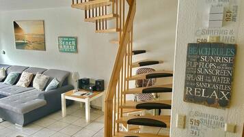 Smart-tv, een open haard, een dvd-speler en een stereo