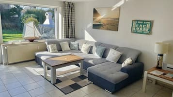 Smart-tv, een open haard, een dvd-speler en een stereo